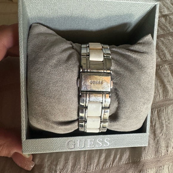 Used GUESS women’s watch - Picture 5 of 8